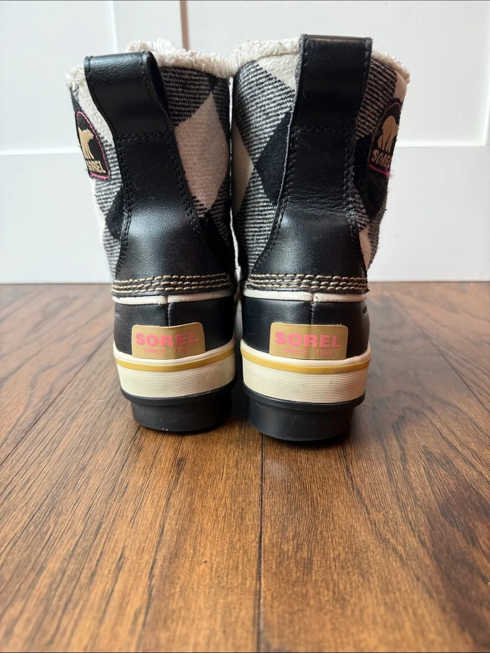 Sorel Women’s Black & Cream Plaid Snow Boots Lace-up boots with Pink Laces